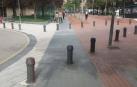 Los bolardos de la Plaza Obispo Irurita que un vecino tilda de peligrosos