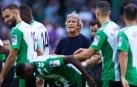 Los jugadores del Betis atienden las instucciones de Pellegrino durante una pausa de hidratación