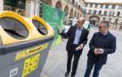 De izda. a dcha.: Fernando Blázquez y Fernando Ferrer, junto a uno de los contenedores de envases
