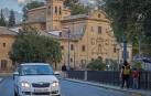 En primer término, el puente de San Juan con, a la derecha, una de las aceras que se van a ampliar. Al fondo, el convento de Rocamador