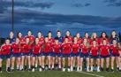 De izda. a dcha. Marta Olleta, Carla Fernández, Mirian López, Nerea Salinas, Lola Mateo, Nerea Nagore, María Mendaza, Ainhoa Sánchez, Lydia Ezponda, Karol Sarasua, Claudia Rodríguez, Ane Goyeneche; Paula Leblic, Andrea Doncel, Julia Rodríguez, Gisela Grández, Saioa Etxarri, Raquel Constanza, Ainhoa Guallar, Nahia Azpiazu, Uxoa Bértiz, Aroa Rodríguez, Paula Capilla y Ane Ansa, ayer por la tarde antes del entrenamiento, en los anexos de Tajonar.