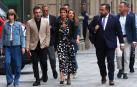 La presidenta de la Comunidad foral, María Chivite, a su llegada al pleno del Parlamento junto a Remírez y miembros de su equipo