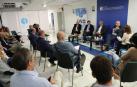 Foro DN en Vivo sobre vivienda. Sentados en la tribuna, de izquierda a derecha: Miguel Elizari Díez, presidente del Colegio de Agentes de la Propiedad y de Inmo 31;  Iñigo Eugui Martínez de Azagra, gerente de Erro y Eugui y presidente de la  Asociación Navarra Clúster por la Industrialización del sector de la construcción;Juan Las Navas Lacalle, presidente de la Asociación de Constructores y Promotores de Navarra; José María Aierdi Fernández de Barrena, vicepresidente y consejero de Ordenación del Territorio, Vivienda, Paisaje y Proyectos Estratégicos y la periodista Diana de Miguel.