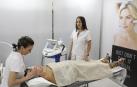 Dos profesionales atienden un tratamiento de belleza en un centro de estética de Pamplona.