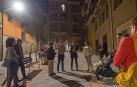 Un momento de la reunión que, a pie de calle, mantuvieron el concejal Jorge Crespo y los vecinos de calleja de los Herreros