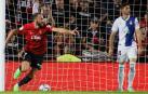 El delantero kosovar del Mallorca Vedat Muriqi (i) celebra su gol, primero del equipo ante el RCD Espanyol