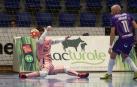 El portero Oihan Sánchez, que debutó ayer en la Primera División tras la expulsión de Asier, en un mano a mano con Miguelín