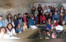 Mujeres participantes en el proyecto posaron en el lavadero de Salinas de Oro juntas tras la presentación pública del itinerario