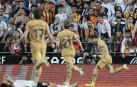El delantero polaco del FC Barcelona Robert Lewandowski celebra su gol