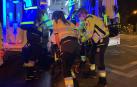 Varios sanitarios trasladan a uno de los heridos por arma blanca en Madrid