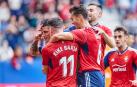 Kike Barja, Lucas Torró y Moi Gómez abrazan al Chimy Ávila, autor del 1-0 de penalti