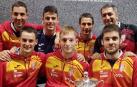 La selección de mano frontón al completo posa con el trofeo de campeones absolutos del Mundial