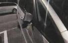 Un vehículo con el retrovisor roto en Berriozar