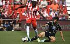 Gabri Veiga (suelo) quien anotó un tanto contra el Almeria y fue expulsado, trata de frenar el avance de Houboulang Mendes