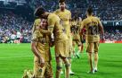 Gavi abraza a Robert Lewandowski en presencia de Piqué tras el tanto del polaco en Mestalla