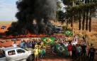 Los partidarios de Jair Bolsonaro bloquean la carretera BR-251 tras la victorial electoral de Luiz Inacio Lula da Silva, quien ganó un tercer mandato como presidente en la 2ª vuelta