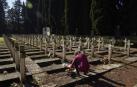 Fotos del día de Todos los Santos en el cementerio de Pamplona.