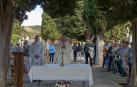 Un momento de la misa oficiada ayer en el cementerio por el párroco de San Miguel Javier Resano