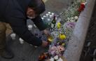 Un hombre deposita flores en el lugar de la tragedia