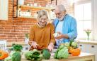 La alimentación de las personas mayores, especialmente, debe de ser variada y equilibrada