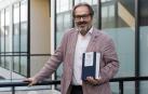 José F. Alenza, con el libro del que es codirector, en el edificio de Las Encinas de la UPNA