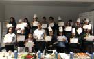 Alumnos y alumnas de UCE y CFPE de Jesuitinas muestran orgullosos su diploma del Día del Gusto y el producto, en el centro su profesor de cocina por un día, el chef Javier Díaz Zalduendo.