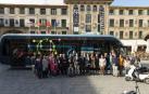 Representantes del Ayuntamiento y la adjudicataria, con integrantes de las entidades que asistieron al acto, ante uno de los autobuses eléctricos
