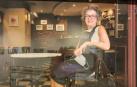María Oroz, en la gran ventana de su pequeño café Leiho, en la Bajada de Javier