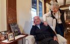 Celia Eseverri Narvaiz y su marido Santos Echecolonea Indacochea, afectado de Alzheimer, en su casa