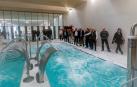 El presidente de CD Amaya, José Ramón Azkoiti, enseñando las nuevas instalaciones a las autoridades