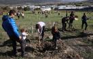 Raquel Berro y su familia plantan uno de los árboles