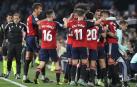 Los jugadores de Osasuna celebran el segundo gol ante el Celta, durante el partido de Liga en Primera División que disputan este sábado en el estadio de Balaídos