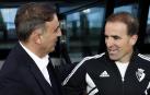 Jagoba Arrasate saluda a Carlos Carvalhal