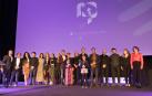 Lo representantes de las películas premiadas, en el centro con sus trofeos, junto al jurado, organizadores del festival y autoridades