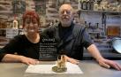 Marisol y Santi, del bar Nilo, muestran su pincho Paladar, con el que compiten el certamen txantreano
