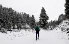 Un hombre corre por Belagua, que ha recibido ya la primera nevada
