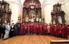 Los invitados y autoridades participantes en el XXXI Gran Capítulo de la Cofradía del Vino celebrado el domingo en Villafranca posaron juntos en la iglesia Nuestra Señora del Carmen.