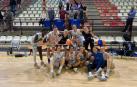 El Osés Construcciones Ardoi, celebrando la victoria ayer en paterna junto a algunos aficionados.