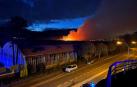 Un gran incendio en una nave industrial de Pontevedra ha obligado este domingo a cortar la N-550 a su paso por Ponte Sampaio