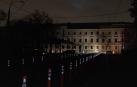 Una calle sin luz del centro de Kiev iluminada solo por los focos de un vehículo