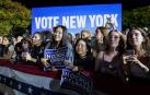 Estudiantes, en un acto electoral de Kathy Hochul, gobernadora de Nueva York