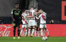 Los jugadores del Rayo celebran el gol anotado por Álvaro García