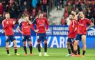Tristeza en los rostros de los jugadores de Osasuna tras la derrota contra el Barcelona