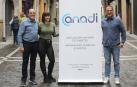 Juantxo Remón, Cristina Azagra y Humberto Pérez de Leiva (presidente, trabajadora social y vicepresidente de ANADI), ayer en la sede