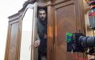 Paco León, que en No mires a los ojos interpreta a Damián, saliendo del armario que pertenece hace siglo y medio a una familia de Tudela