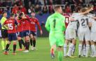 Los jugadores de Osasuna se lamentan mientras los del Barcelona celebran la victoria