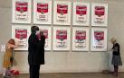 Dos activistas pintan y se pegan a los marcos de los cuadros de 'Campbell's Soup I' en Australia