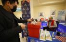 Un hombre vota en las elecciones legislativas de EEUU, en San Francisco