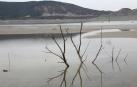 Embalses de Navarra como el de Yesa (en la imagen) frenan la caída en su reserva de agua