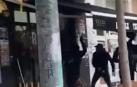 Momento en que los ultras destrozan el cristal de la Ezpala Taberna